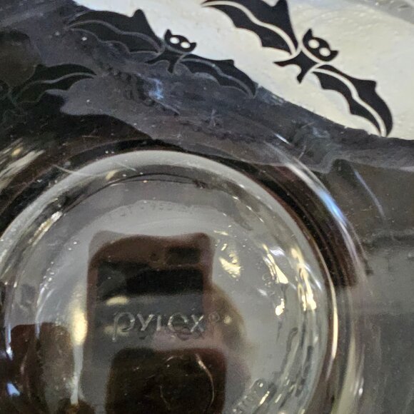 Pyrex Glass One Quart Storage Container. Black Bat Halloween Design Holds 4 Cups - Picture 6 of 9